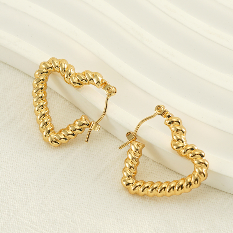 1 Piece Vintage Style Heart Shape Solid Color Twist Asymmetrical Polishing Plating Stainless Steel Titanium Steel 18K Gold Plated Hoop Earrings display picture 1