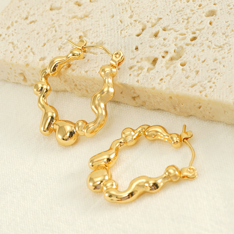 1 Piece Vintage Style Heart Shape Solid Color Twist Asymmetrical Polishing Plating Stainless Steel Titanium Steel 18K Gold Plated Hoop Earrings display picture 4