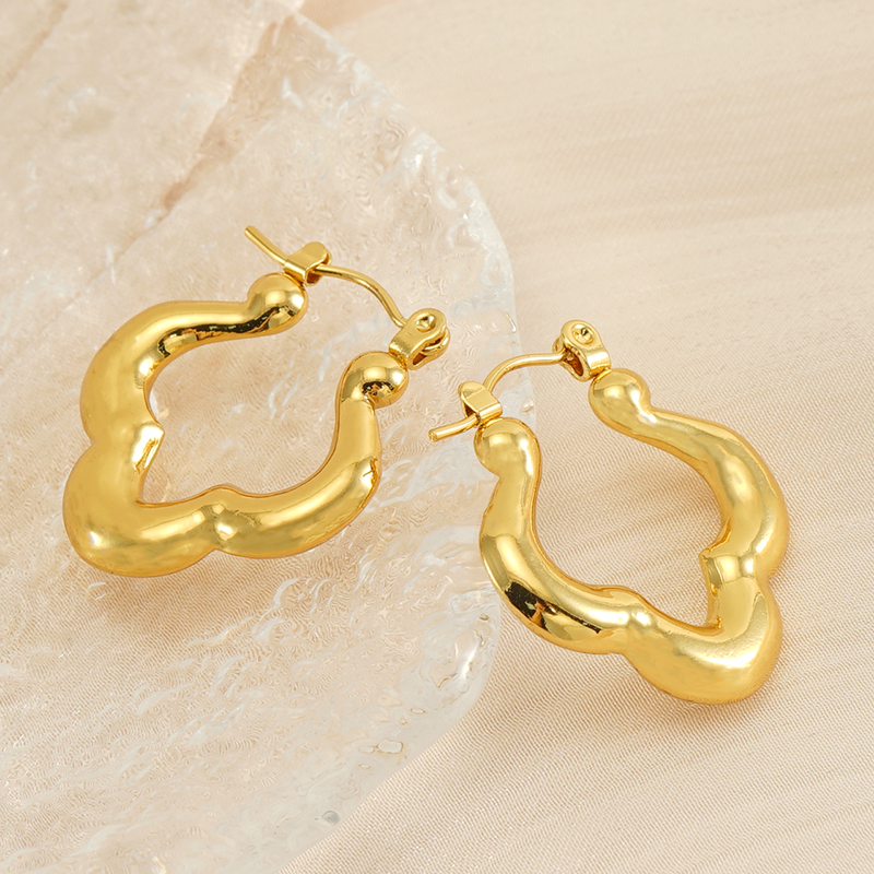 1 Piece Vintage Style Heart Shape Solid Color Twist Asymmetrical Polishing Plating Stainless Steel Titanium Steel 18K Gold Plated Hoop Earrings display picture 7