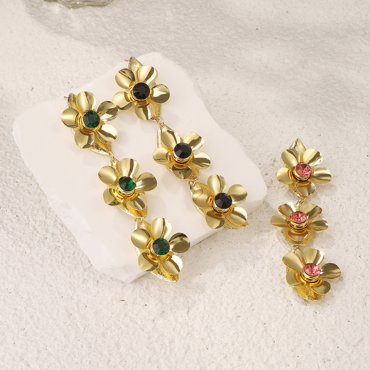 1 Pair Vintage Style Simple Style Flower Inlay Iron Rhinestones Drop Earrings display picture 5