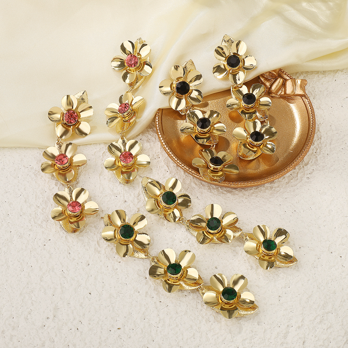 1 Pair Vintage Style Simple Style Flower Inlay Iron Rhinestones Drop Earrings display picture 6