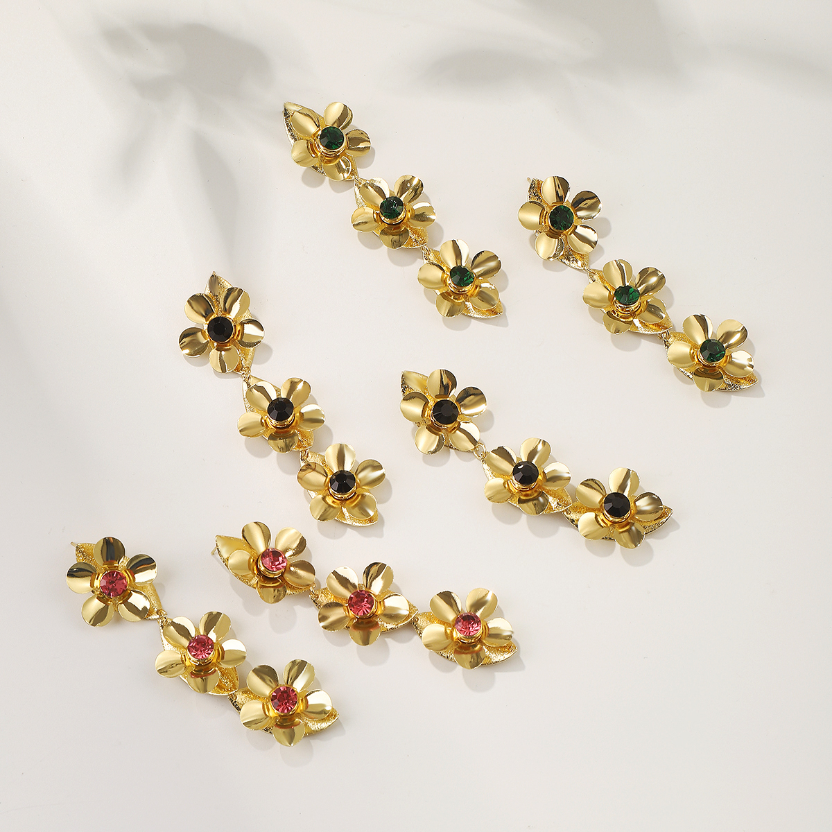 1 Pair Vintage Style Simple Style Flower Inlay Iron Rhinestones Drop Earrings display picture 1