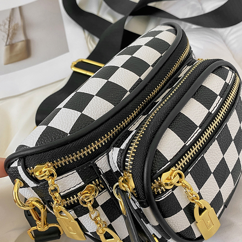Women's Pu Leather Checkered Classic Style Sewing Thread Square Zipper Shoulder Bag display picture 13