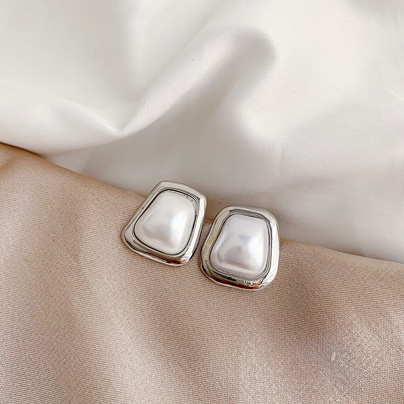 1 Paire Style Simple Style Classique Carré Placage Incruster Alliage Perles Artificielles Or Blanc Plaqué Boucles D'oreilles display picture 7