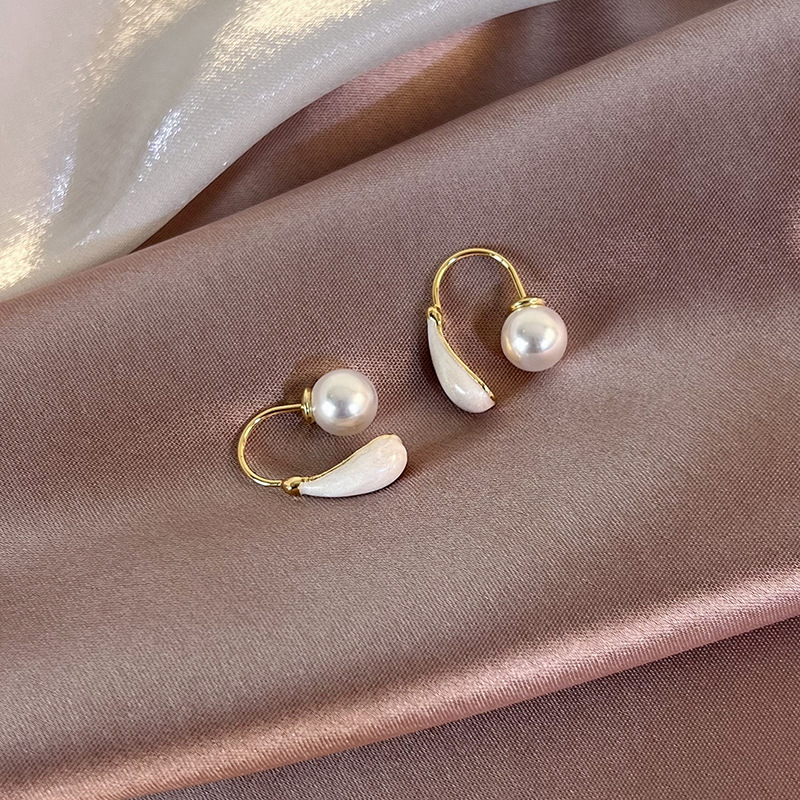 1 Pair Vintage Style Simple Style Round Inlay Alloy Pearl Gold Plated Ear Studs display picture 2