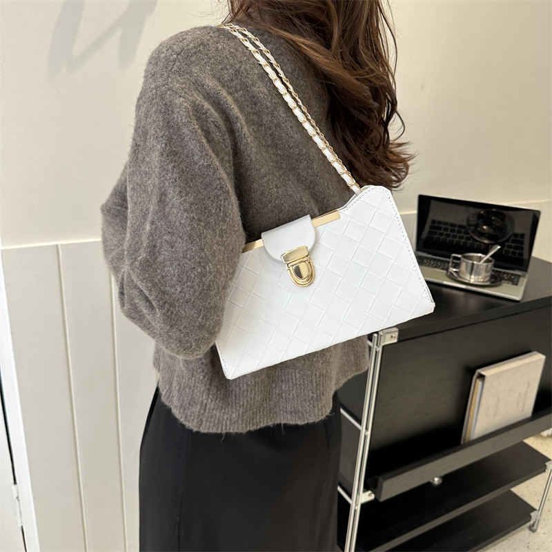 Women's Pu Leather Solid Color Vintage Style Square Magnetic Buckle Shoulder Bag Crossbody Bag display picture 2