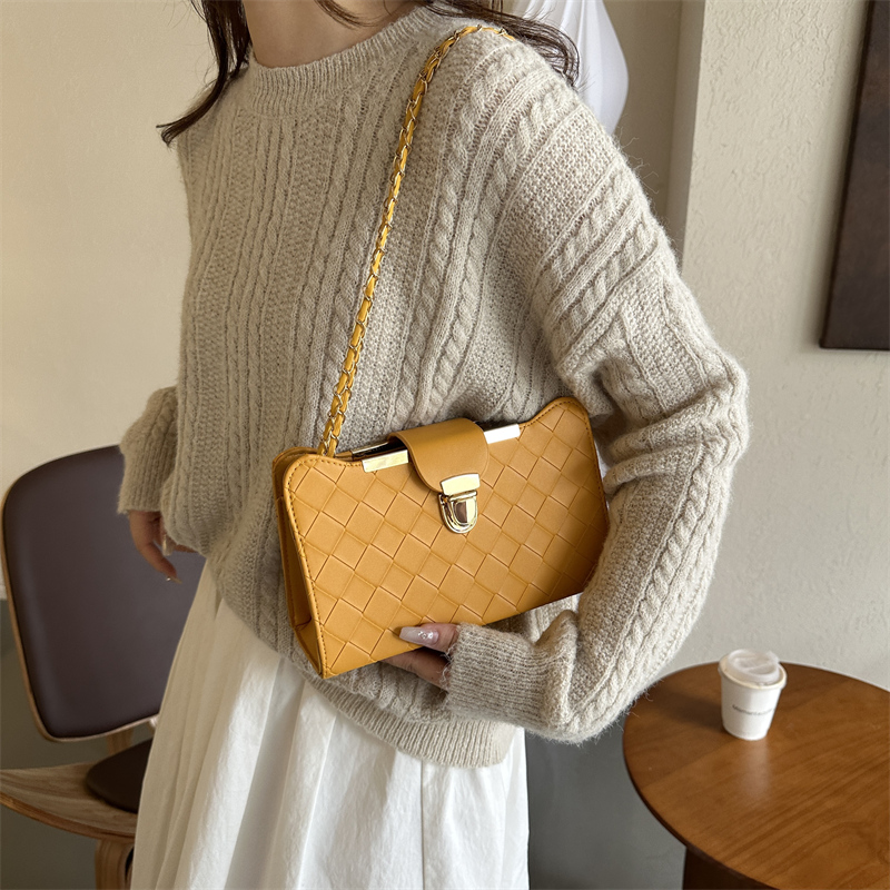 Women's Pu Leather Solid Color Vintage Style Square Magnetic Buckle Shoulder Bag Crossbody Bag display picture 5