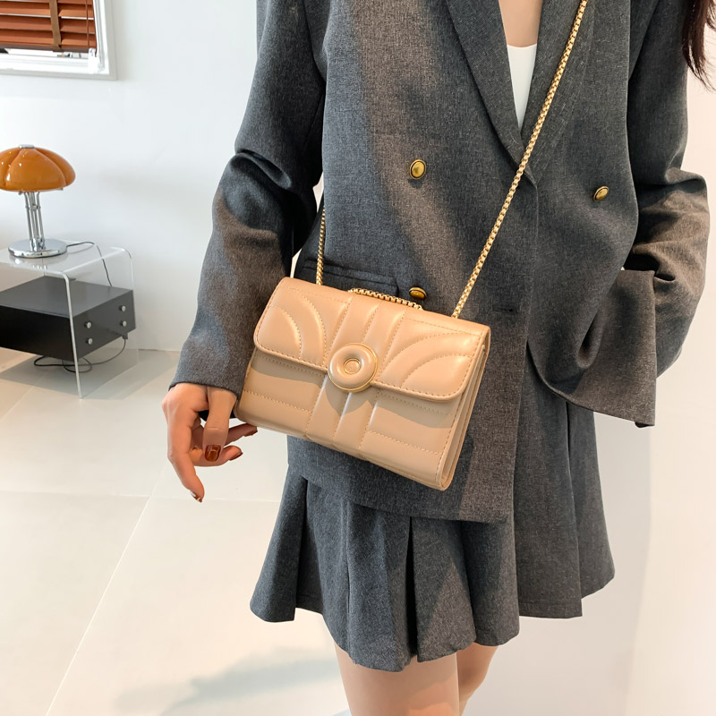 Women's Pu Leather Solid Color Elegant Square Magnetic Buckle Shoulder Bag Crossbody Bag display picture 6