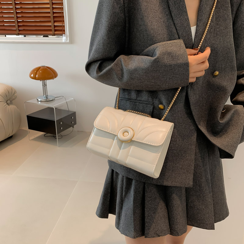 Women's Pu Leather Solid Color Elegant Square Magnetic Buckle Shoulder Bag Crossbody Bag display picture 5
