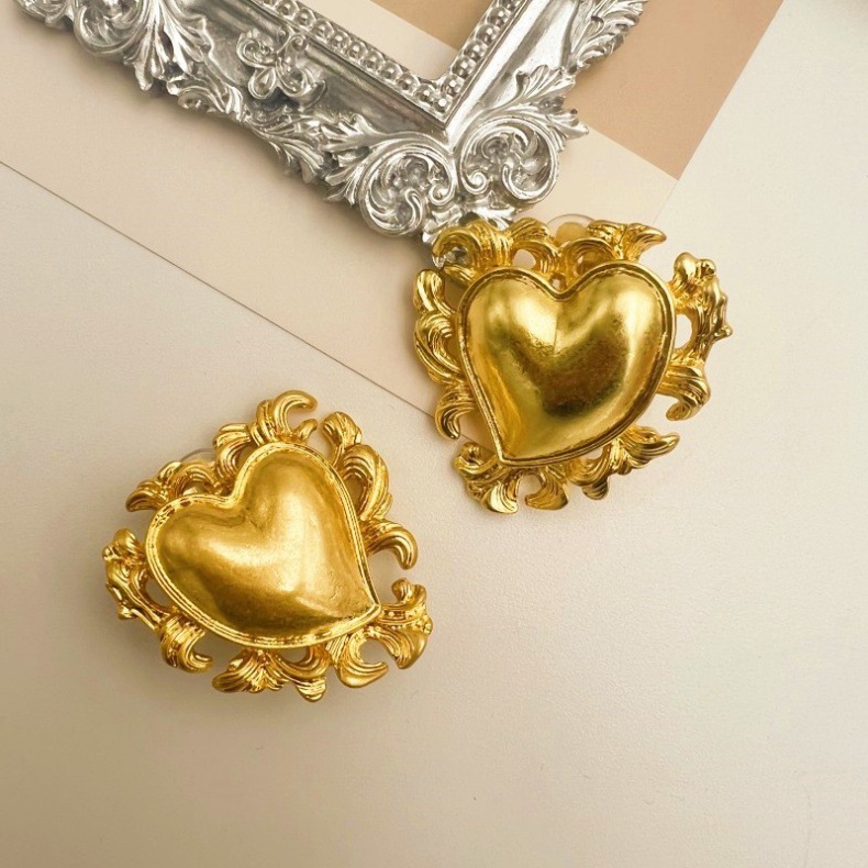 1 Pair Vintage Style Heart Shape Plating Alloy Ear Studs display picture 3