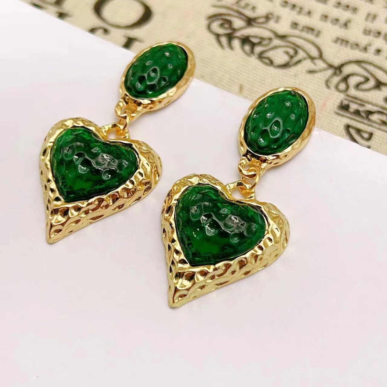 1 Pair Retro Heart Shape Plating Resin Metal Drop Earrings display picture 2