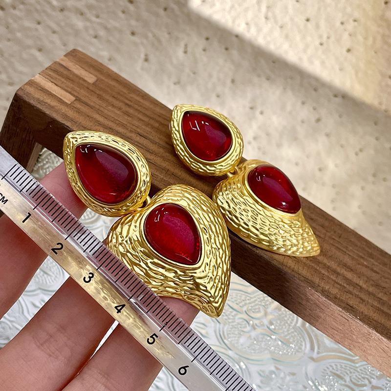 1 Pair Retro Heart Shape Plating Metal Rhinestones Drop Earrings display picture 1