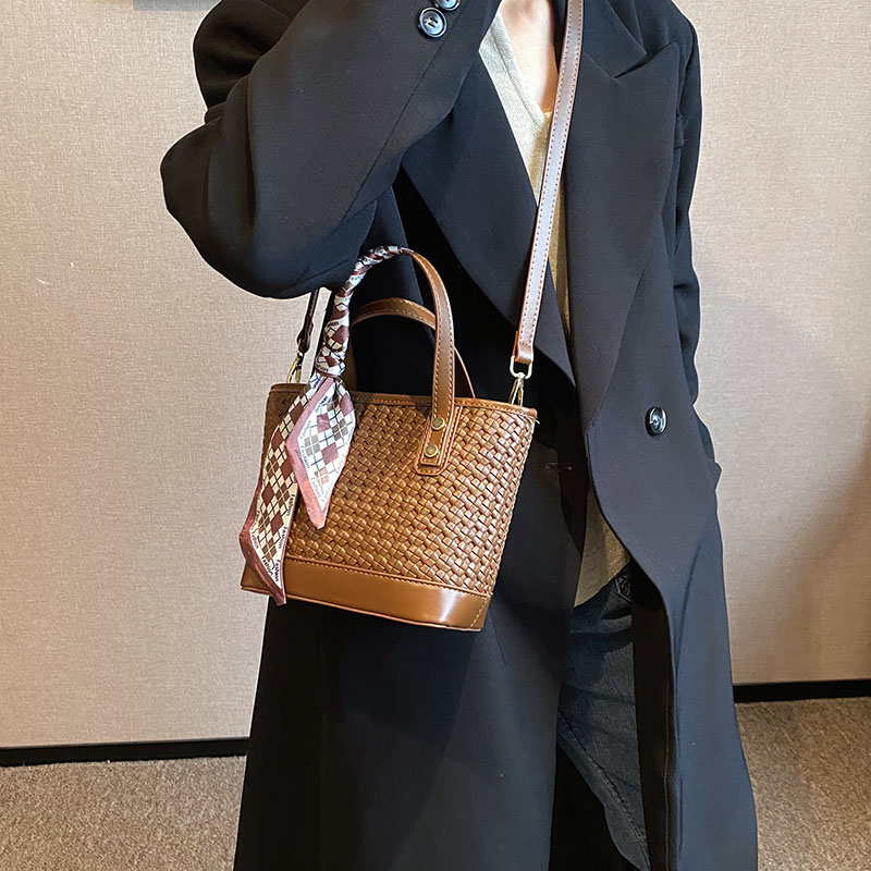 Women's Pu Leather Lattice Solid Color Elegant Classic Style Streetwear Ribbon Weave Sewing Thread Bucket Zipper Handbag display picture 7