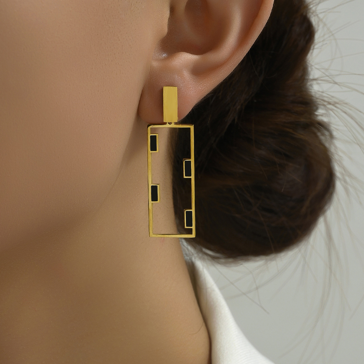 1 Pair Elegant Modern Style Commute Square Asymmetrical Plating 201 Stainless Steel Plastic 18K Gold Plated Drop Earrings display picture 7