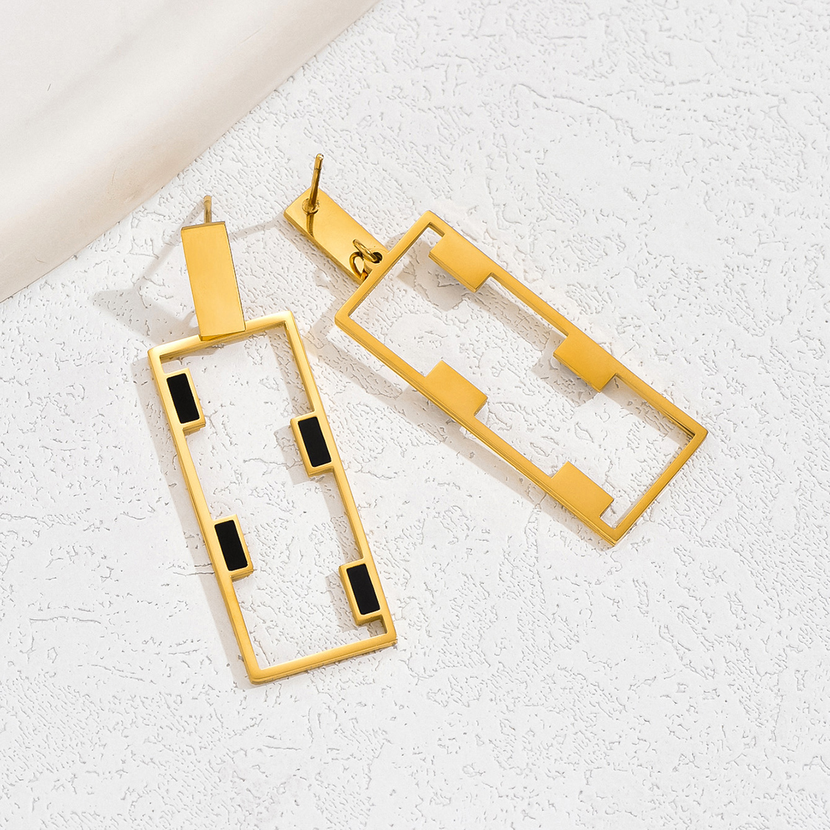 1 Pair Elegant Modern Style Commute Square Asymmetrical Plating 201 Stainless Steel Plastic 18K Gold Plated Drop Earrings display picture 11
