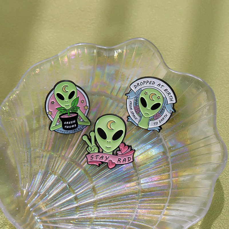 Cartoon Style Alien Letter Alloy Stoving Varnish Unisex Brooches display picture 8