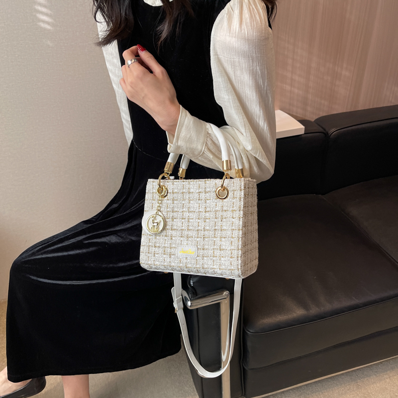 Women's All Seasons Woolen Solid Color Classic Style Sewing Thread Square Zipper Handbag display picture 1