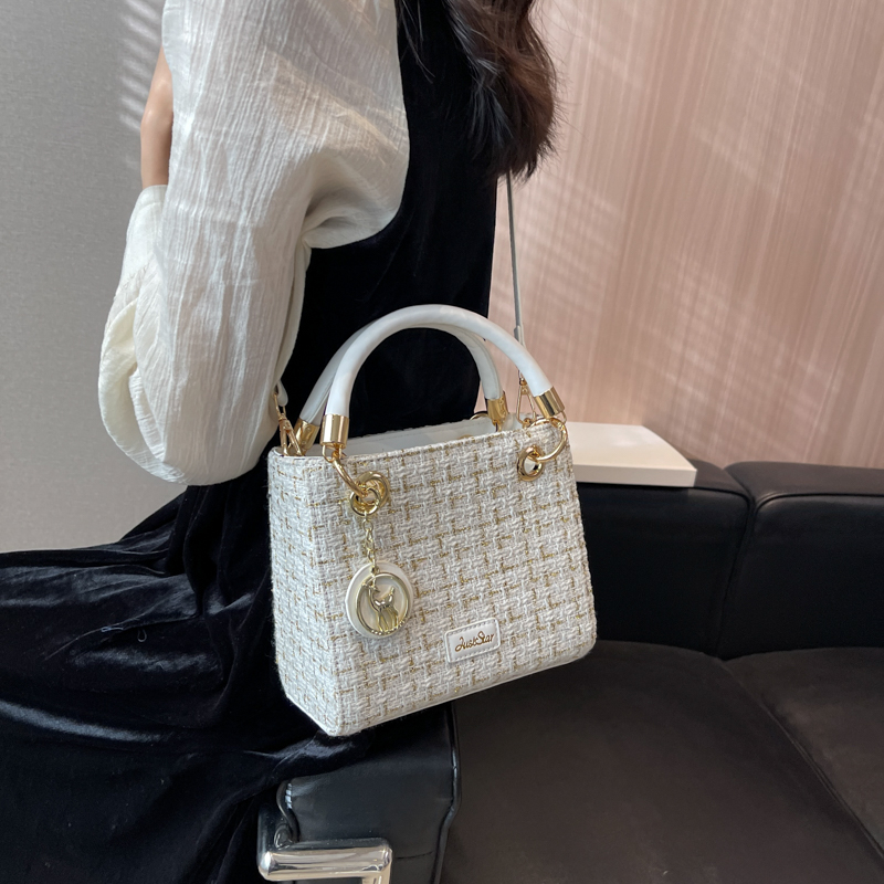 Women's All Seasons Woolen Solid Color Classic Style Sewing Thread Square Zipper Handbag display picture 2