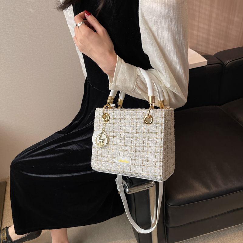 Women's All Seasons Woolen Solid Color Classic Style Sewing Thread Square Zipper Handbag display picture 5