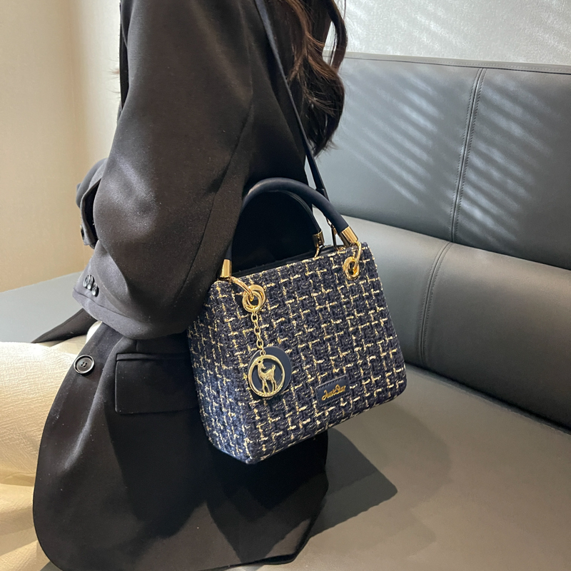 Women's All Seasons Woolen Solid Color Classic Style Sewing Thread Square Zipper Handbag display picture 9