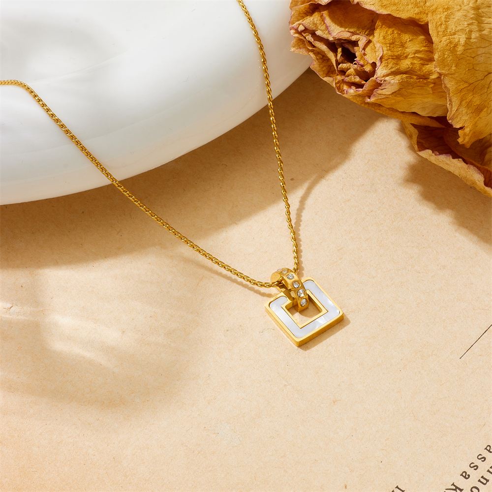 Acero Titanio Chapados en oro de 18k Elegante Enchapado Embutido Cuadrado Diamante Artificial Cascarón Collar Colgante display picture 3