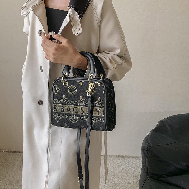 Frau Segeltuch Brief Basic Klassischer Stil Nähgarn Quadrat Reißverschluss Handtasche Umhängetasche Quadratische Tasche display picture 1