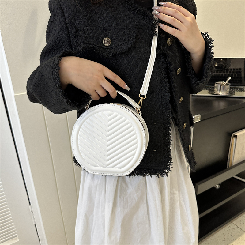 Women's Pu Leather Solid Color Cute Basic Round Zipper Shoulder Bag Crossbody Bag display picture 5