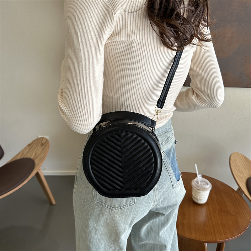 Women's Pu Leather Solid Color Cute Basic Round Zipper Shoulder Bag Crossbody Bag display picture 4
