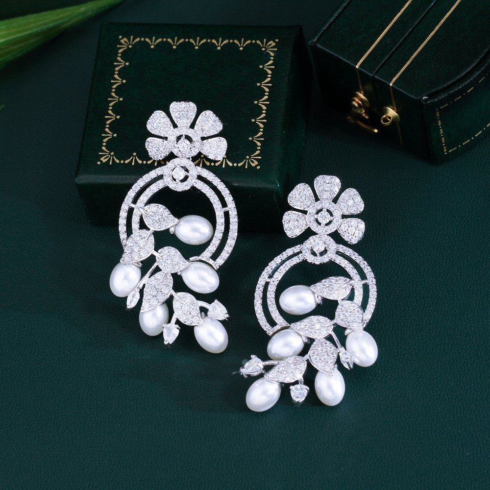 1 Pair Elegant Princess Irregular Leaves Snowflake Plating Hollow Out Inlay Copper Artificial Pearls Zircon Rhodium Plated Silver Plated Drop Earrings display picture 5
