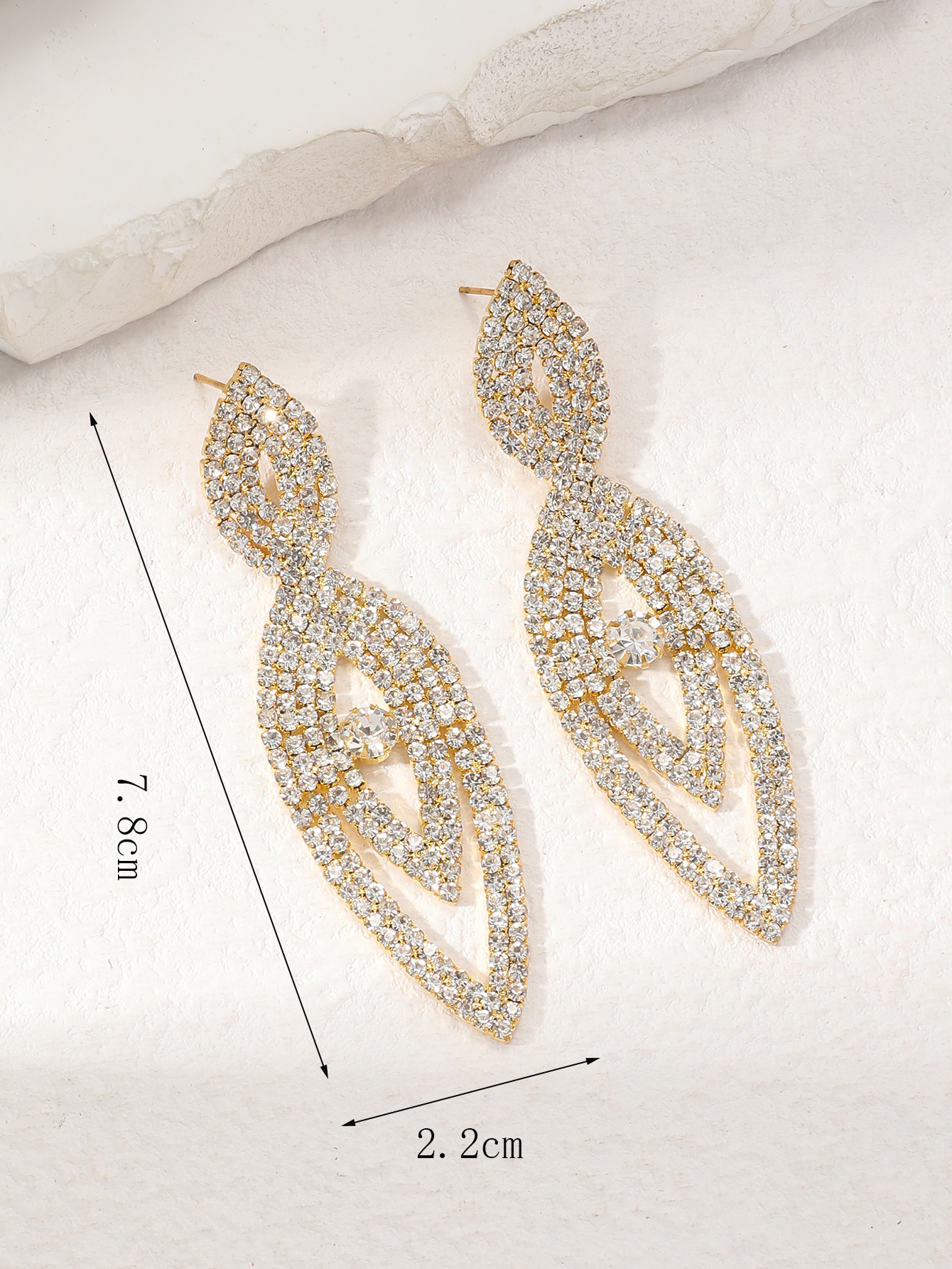 1 Pair Casual Simple Style Shiny Tassel Hollow Out Alloy Crystal Gold Plated Drop Earrings display picture 5