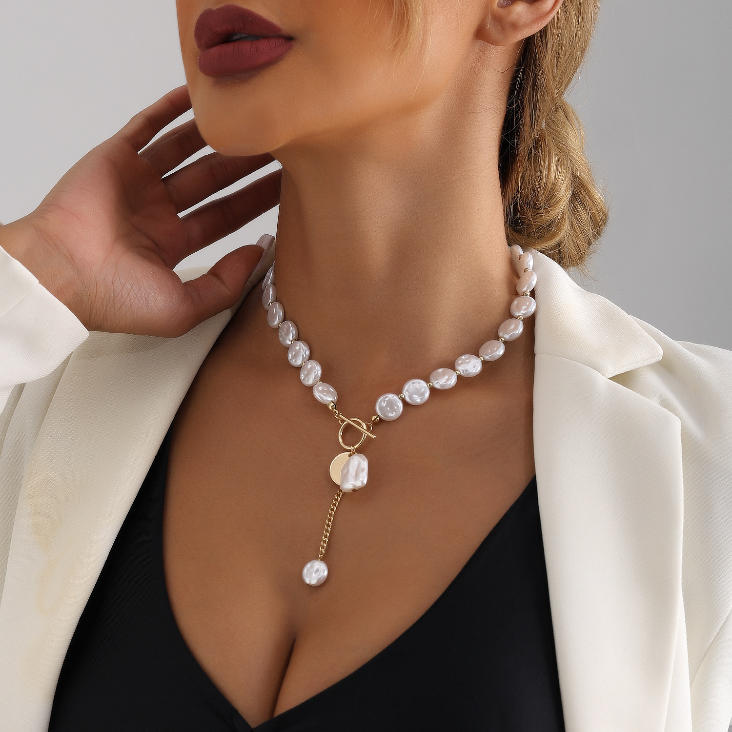 Elegant Shiny Geometric Imitation Pearl Alloy Women's Necklace display picture 4
