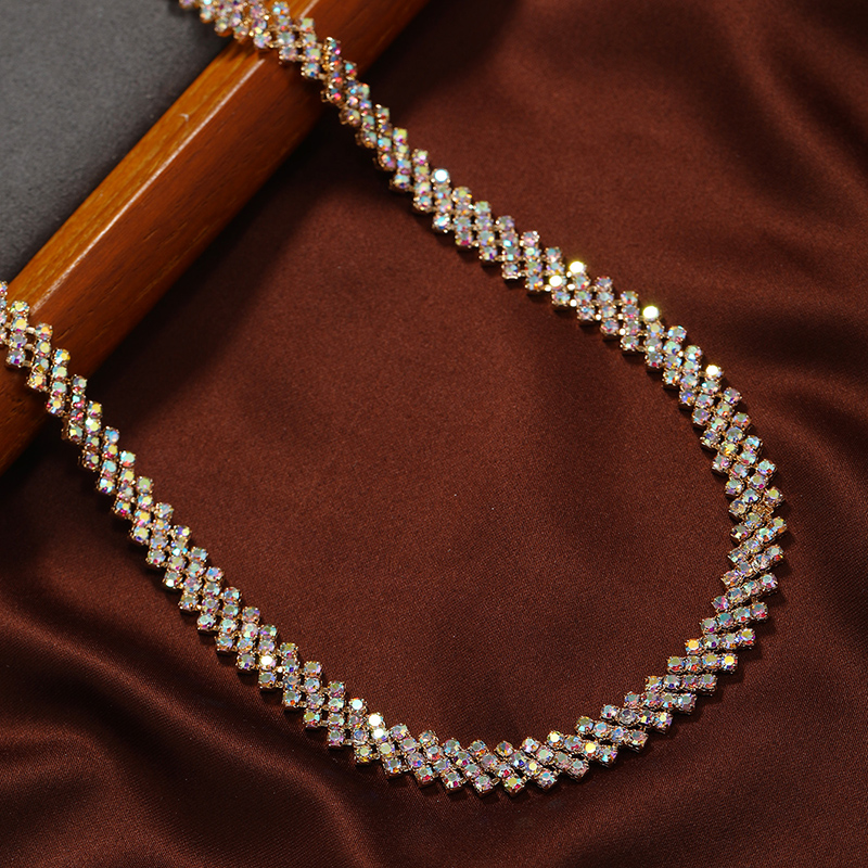Casual Retro Brillante Geométrico Aleación Enchapado Embutido Diamantes De Imitación Chapado En Oro Mujeres Collar display picture 2