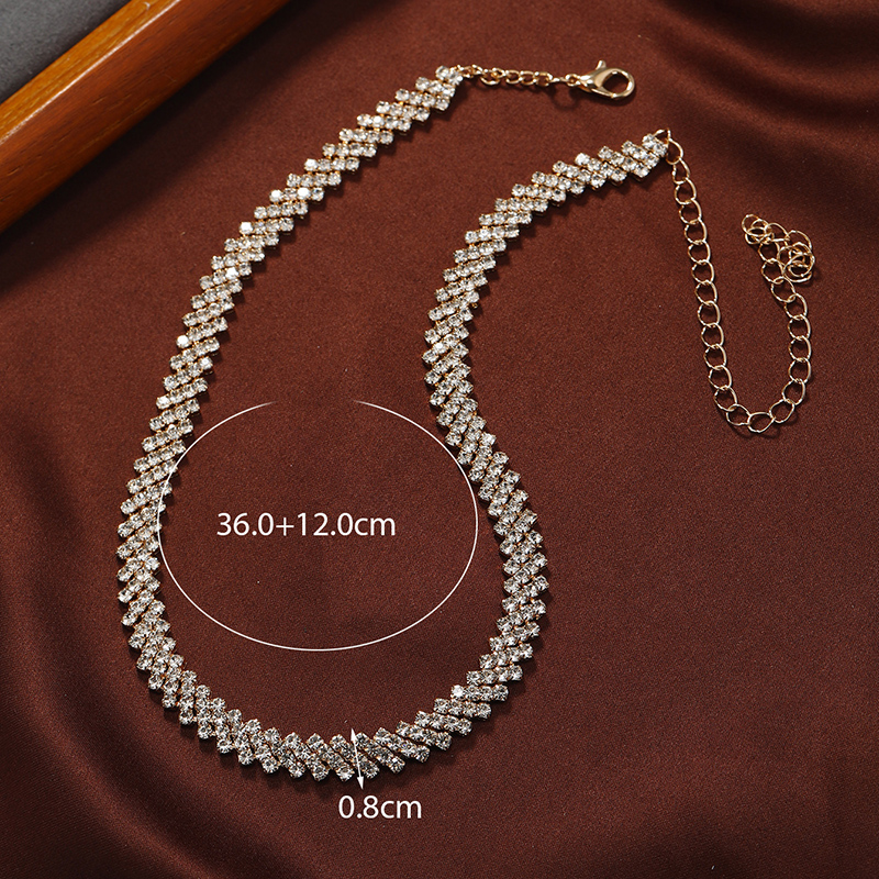 Casual Retro Brillante Geométrico Aleación Enchapado Embutido Diamantes De Imitación Chapado En Oro Mujeres Collar display picture 5
