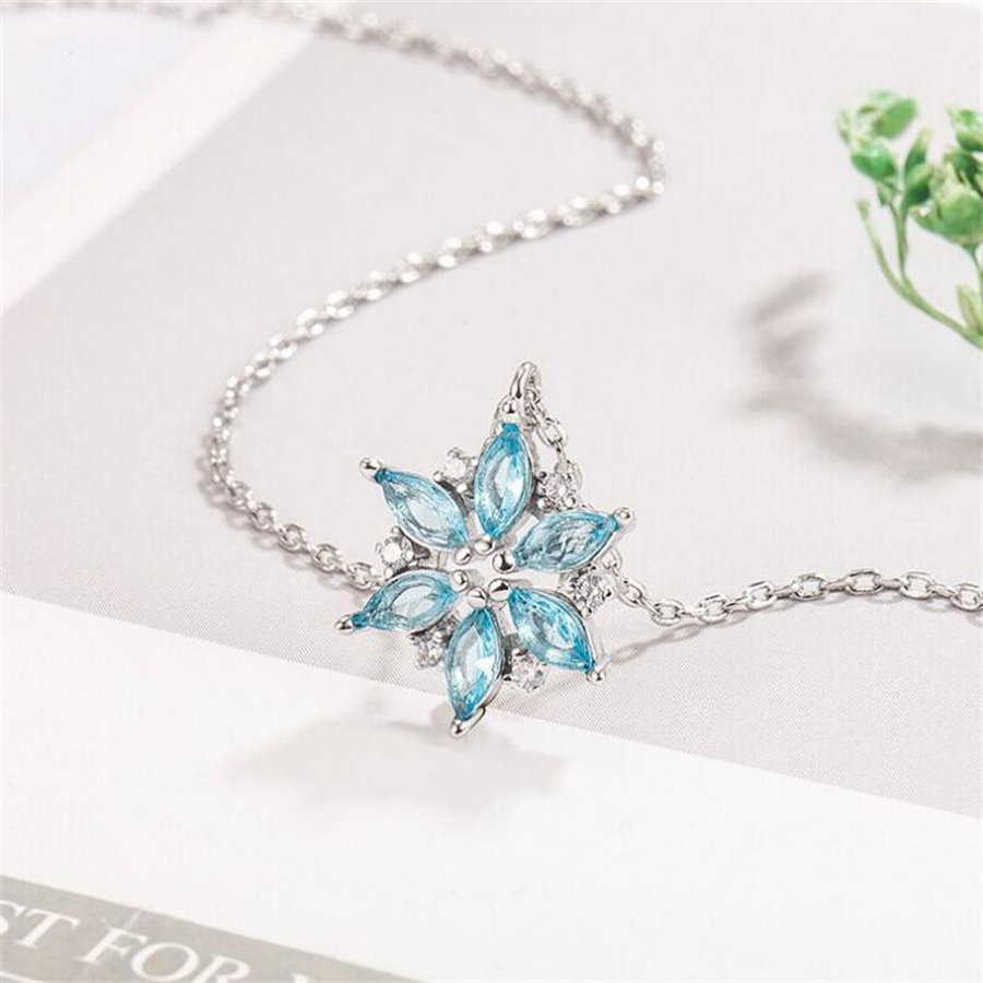 Sweet Simple Style Snowflake Alloy Inlay Rhinestones Women's Pendant Necklace display picture 3