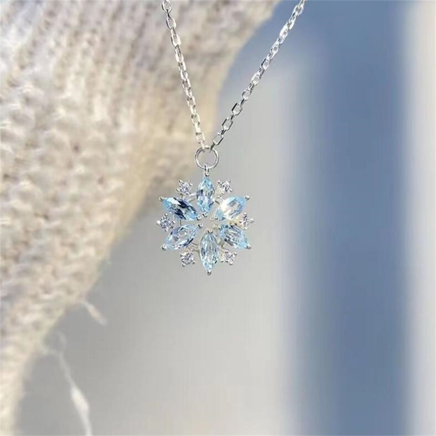 Dulce Estilo Simple Copo De Nieve Aleación Embutido Diamantes De Imitación Mujeres Collar Colgante display picture 5