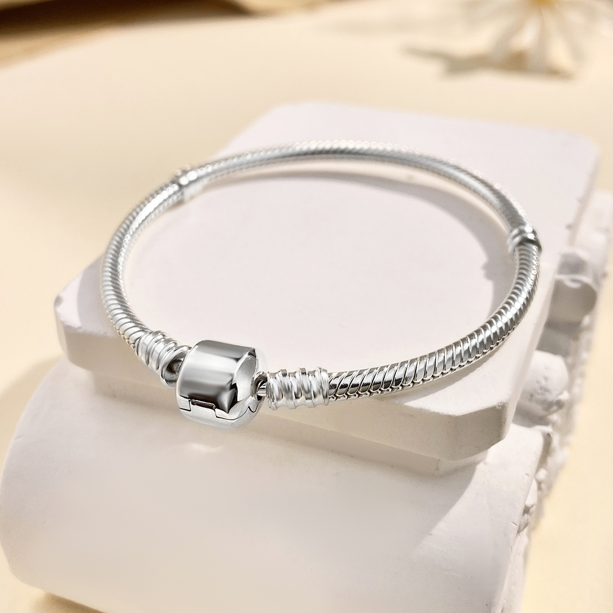 Elegant Glam Round Sterling Silver Plating Silver Plated Bracelets display picture 1