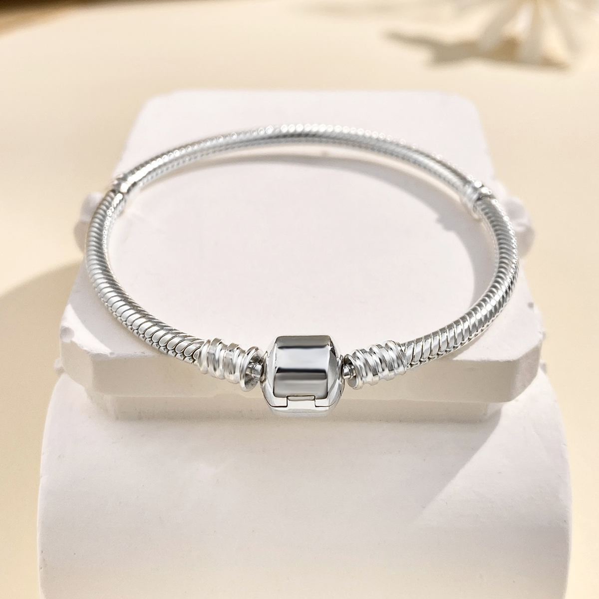 Elegant Glam Round Sterling Silver Plating Silver Plated Bracelets display picture 2