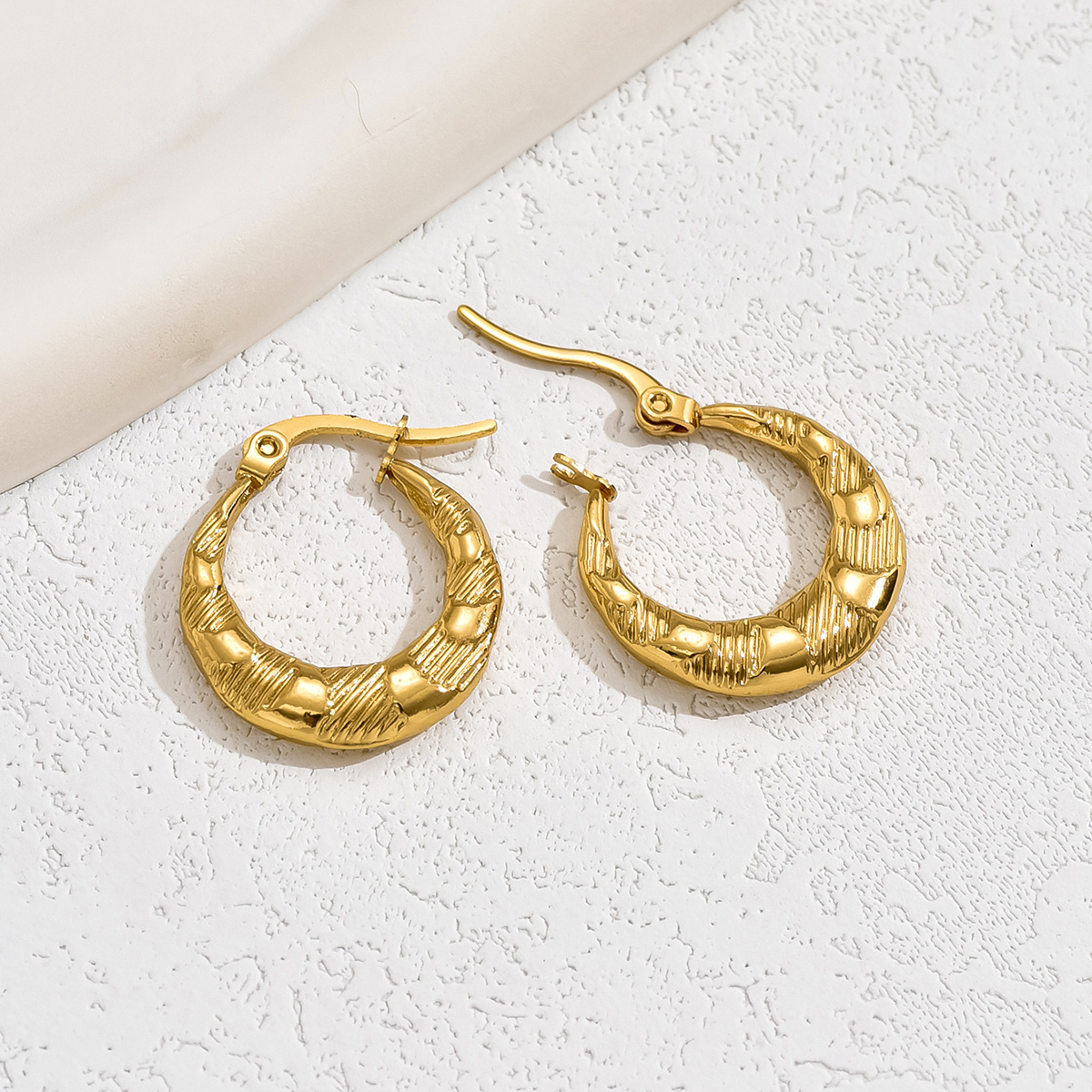 1 Pair Vintage Style Simple Style Classic Style Round 201 Stainless Steel 18K Gold Plated Hoop Earrings display picture 1