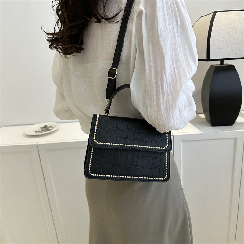 Women's Pu Leather Solid Color Basic Vintage Style Square Magnetic Buckle Shoulder Bag Handbag Crossbody Bag display picture 4
