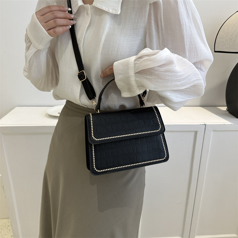 Women's Pu Leather Solid Color Basic Vintage Style Square Magnetic Buckle Shoulder Bag Handbag Crossbody Bag display picture 2