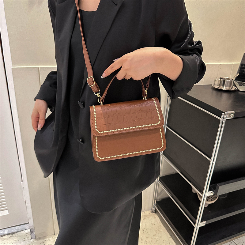 Women's Pu Leather Solid Color Basic Vintage Style Square Magnetic Buckle Shoulder Bag Handbag Crossbody Bag display picture 8