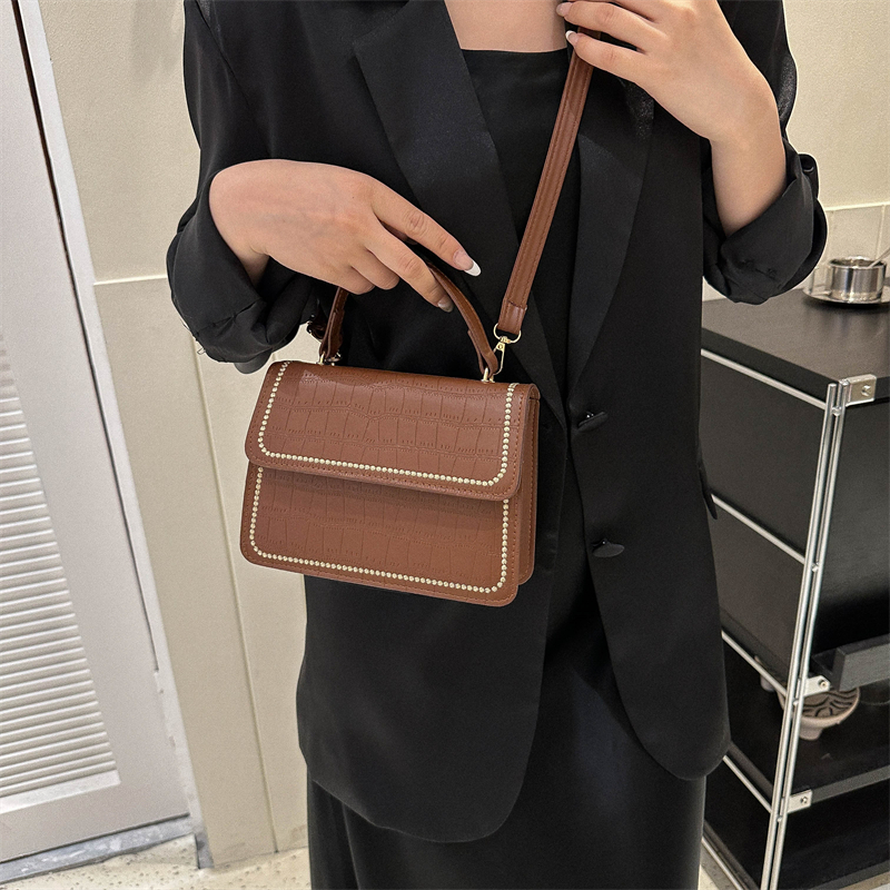 Women's Pu Leather Solid Color Basic Vintage Style Square Magnetic Buckle Shoulder Bag Handbag Crossbody Bag display picture 9