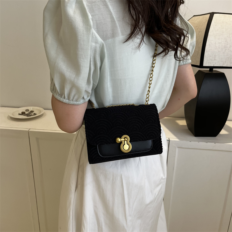 Women's Canvas Solid Color Cute Basic Vintage Style Square Lock Clasp Shoulder Bag Crossbody Bag display picture 1