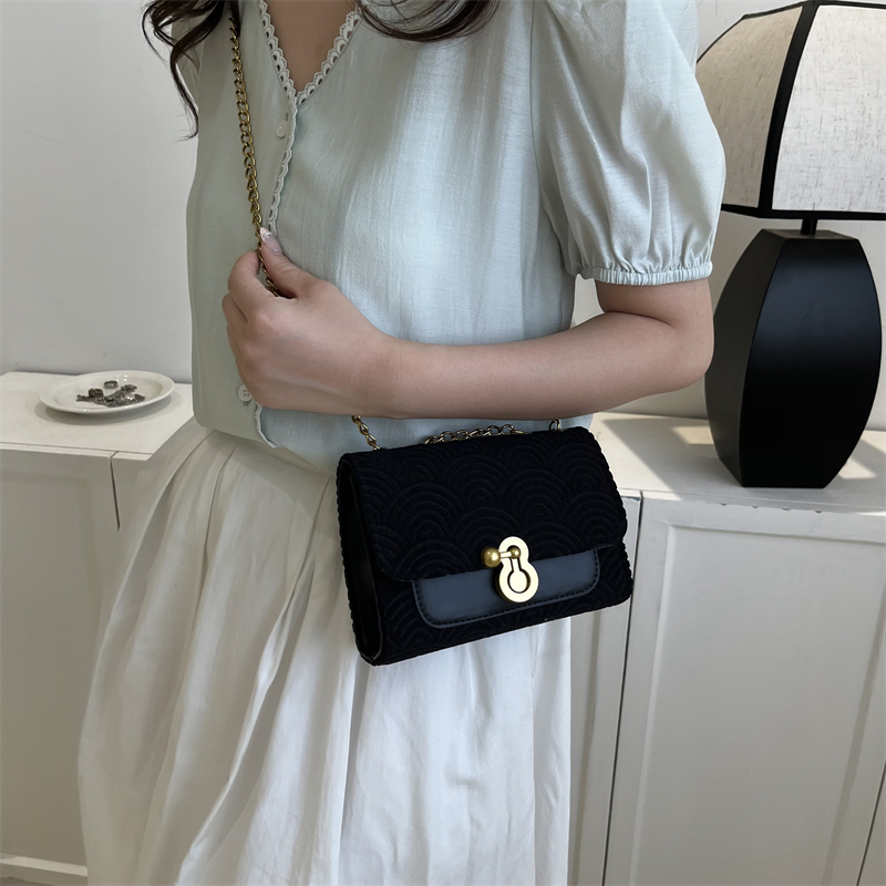 Women's Canvas Solid Color Cute Basic Vintage Style Square Lock Clasp Shoulder Bag Crossbody Bag display picture 3