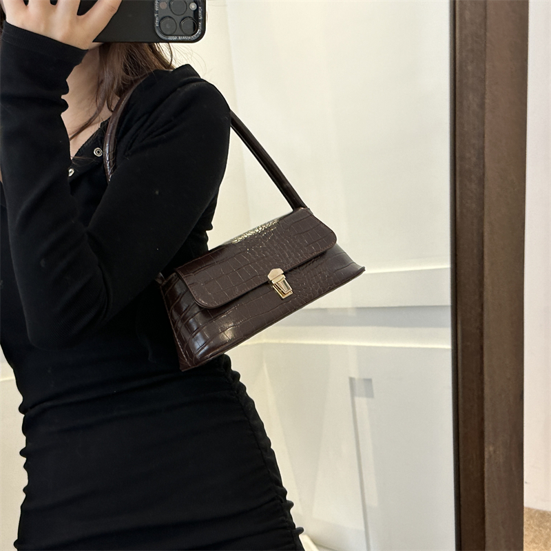 Women's All Seasons Pu Leather Solid Color Streetwear Square Magnetic Buckle Shoulder Bag display picture 2