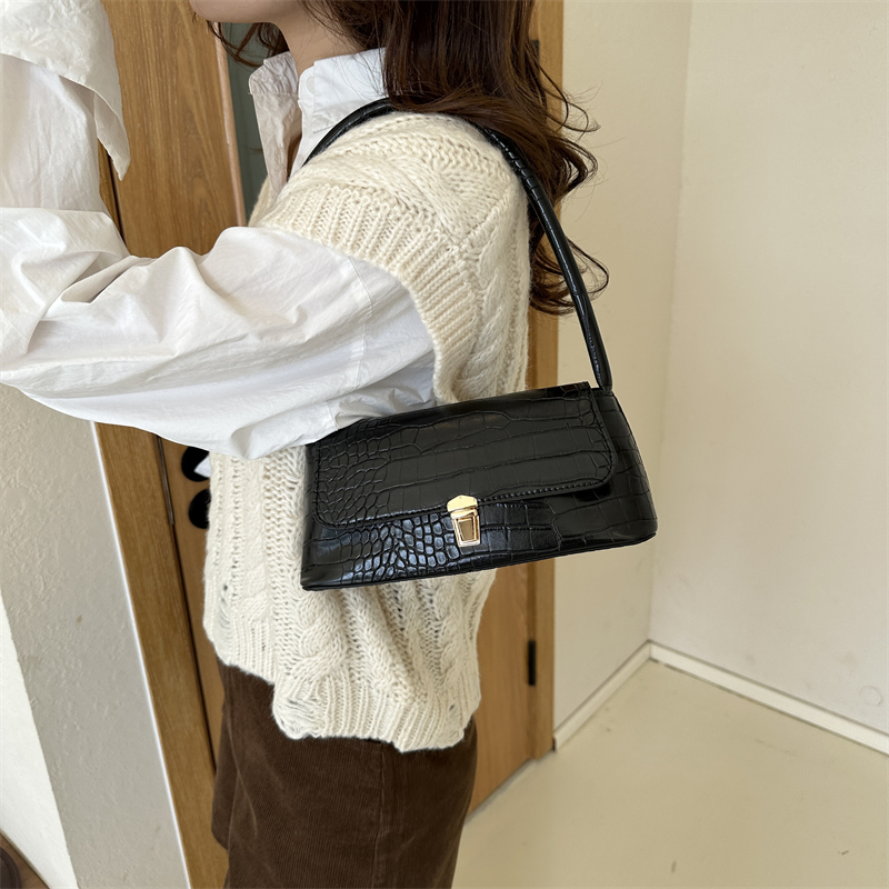 Women's All Seasons Pu Leather Solid Color Streetwear Square Magnetic Buckle Shoulder Bag display picture 7