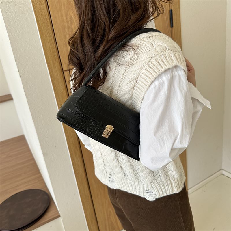 Women's All Seasons Pu Leather Solid Color Streetwear Square Magnetic Buckle Shoulder Bag display picture 4