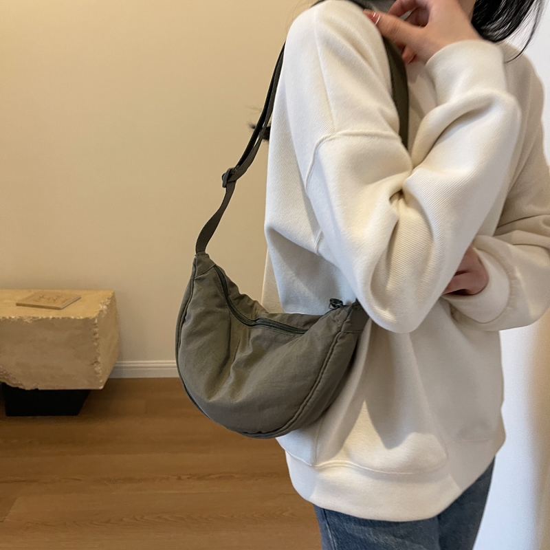 Women's All Seasons Cloth Solid Color Classic Style Streetwear Sewing Thread Dumpling Shape Zipper Shoulder Bag display picture 6