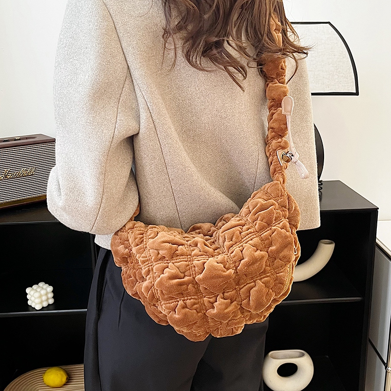 Women's Autumn&winter Polyester Solid Color Maximalism Classic Style Streetwear Knot Sewing Thread Dumpling Shape Zipper Underarm Bag display picture 2