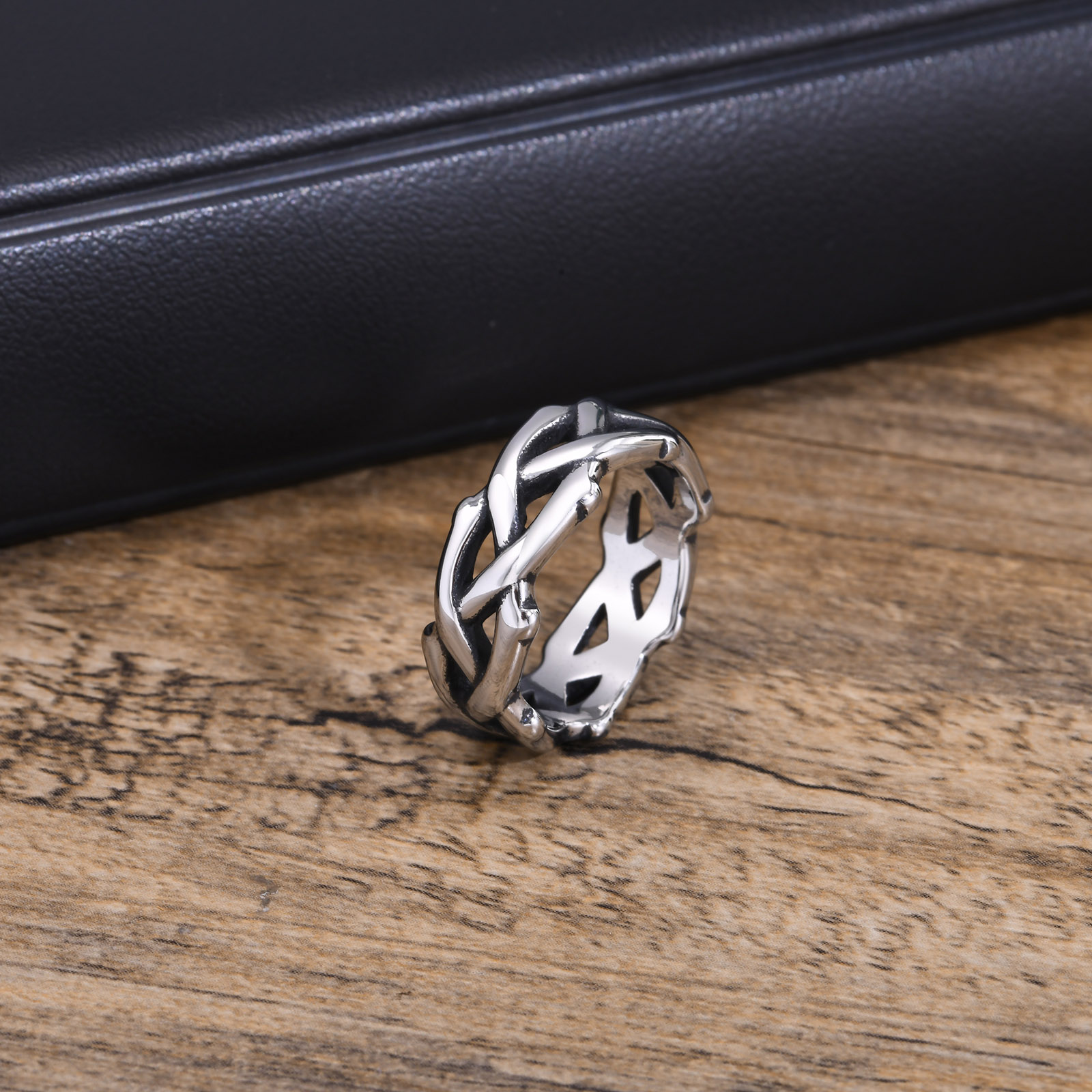 Vintage Style Commute Solid Color 304 Stainless Steel Criss Cross Men's Rings display picture 7